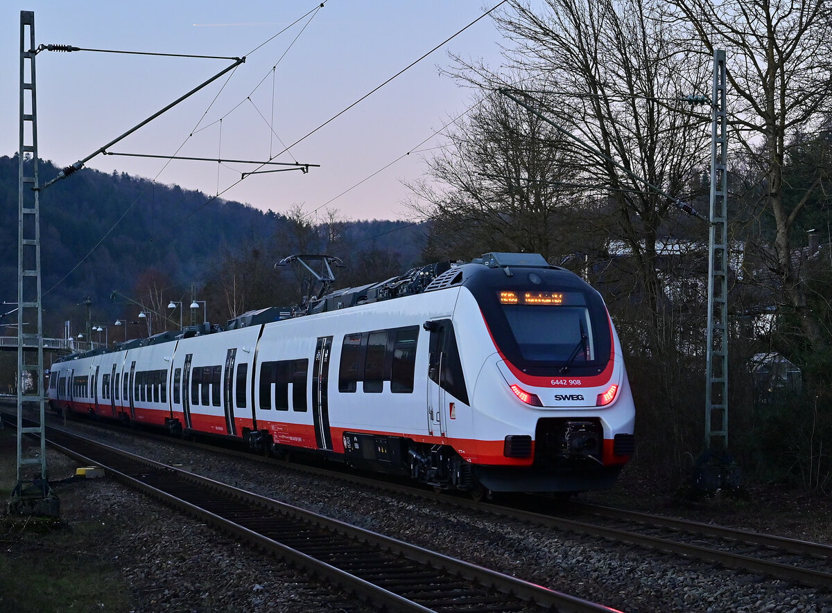Nachschuß auf den 6442 908 der hier gerade durch Neckargerach gen Mannheim Hbf fahrend im letzten Tagelicht von mir abgelichtet werden konnte am heutigen Abend des 8.2.2023
