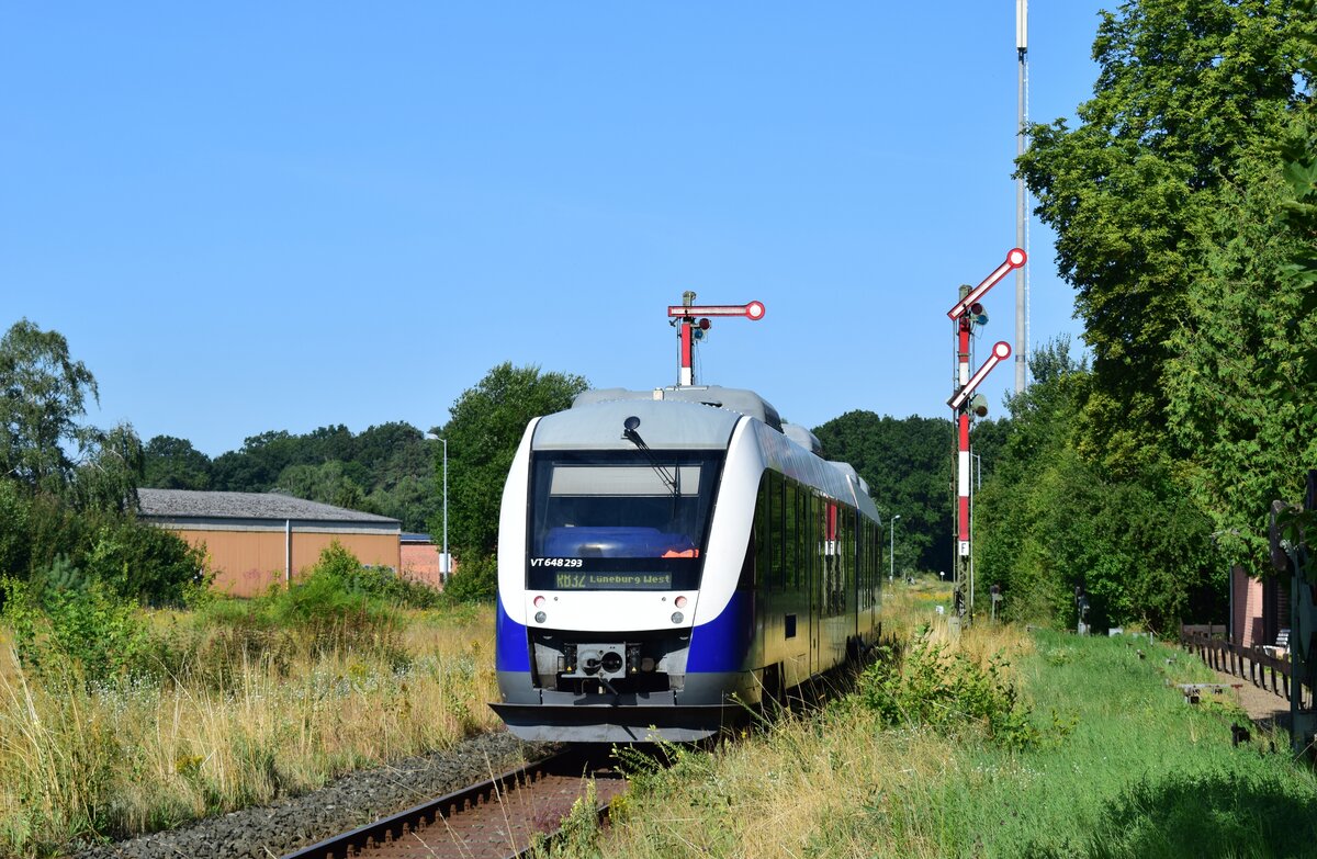 Nachschuss auf 648 293 bei der Ausfahrt in Dahlenburg.

Dahlenburg 30.07.2021