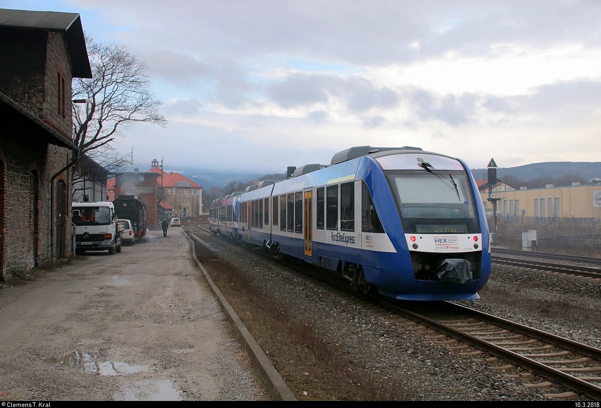Nachschuss auf 648 362-1 (VT 306 | Alstom Coradia LINT 41) von Transdev Sachsen-Anhalt (HarzElbeExpress) und 648 366-2 (VT 302) als verspäteter HEX80408 (HEX 4) von Halle(Saale)Hbf nach Goslar, die den Bahnhof Wernigerode auf Gleis 1 verlassen. [10.3.2018 | 9:25 Uhr]