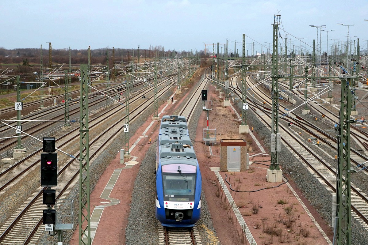 Nachschuss auf 648 369 (Alstom Coradia LINT 41) von Transdev Sachsen-Anhalt (HarzElbeExpress) als HEX80414 (HEX 4) von Halle(Saale)Hbf nach Goslar, der die Zugbildungsanlage Halle (Saale) auf der Bahnstrecke Halle–Vienenburg (KBS 330) passiert. Aufgenommen von der Berliner Brücke. [28.12.2017 | 13:53 Uhr]