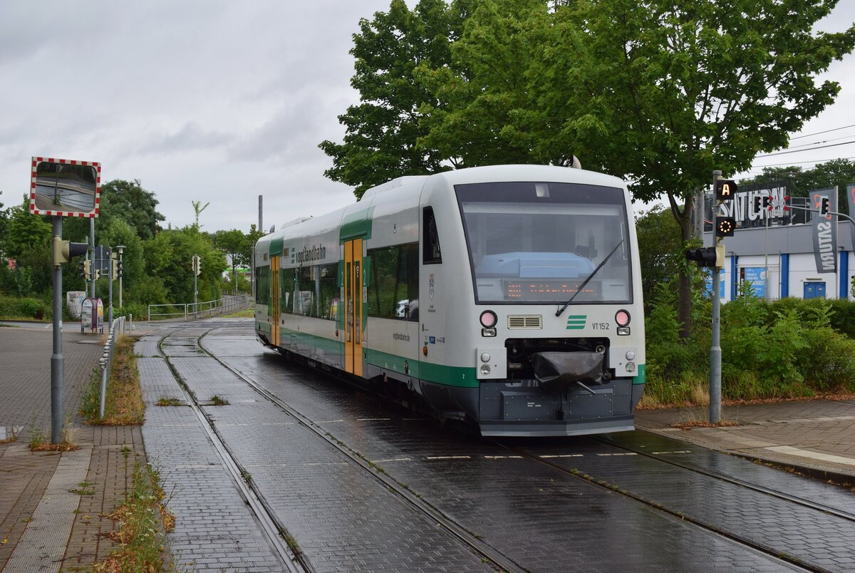 Nachschuss auf 650 152 in Zwickau Stadtbad auf den Weg nach Zwickau Zentrum. Ab hier teilt der Zug sich die Strecke per Dreischienengleis mit der Straßenbahn bis Zwickau Zentrum.

Zwickau 28.07.2023