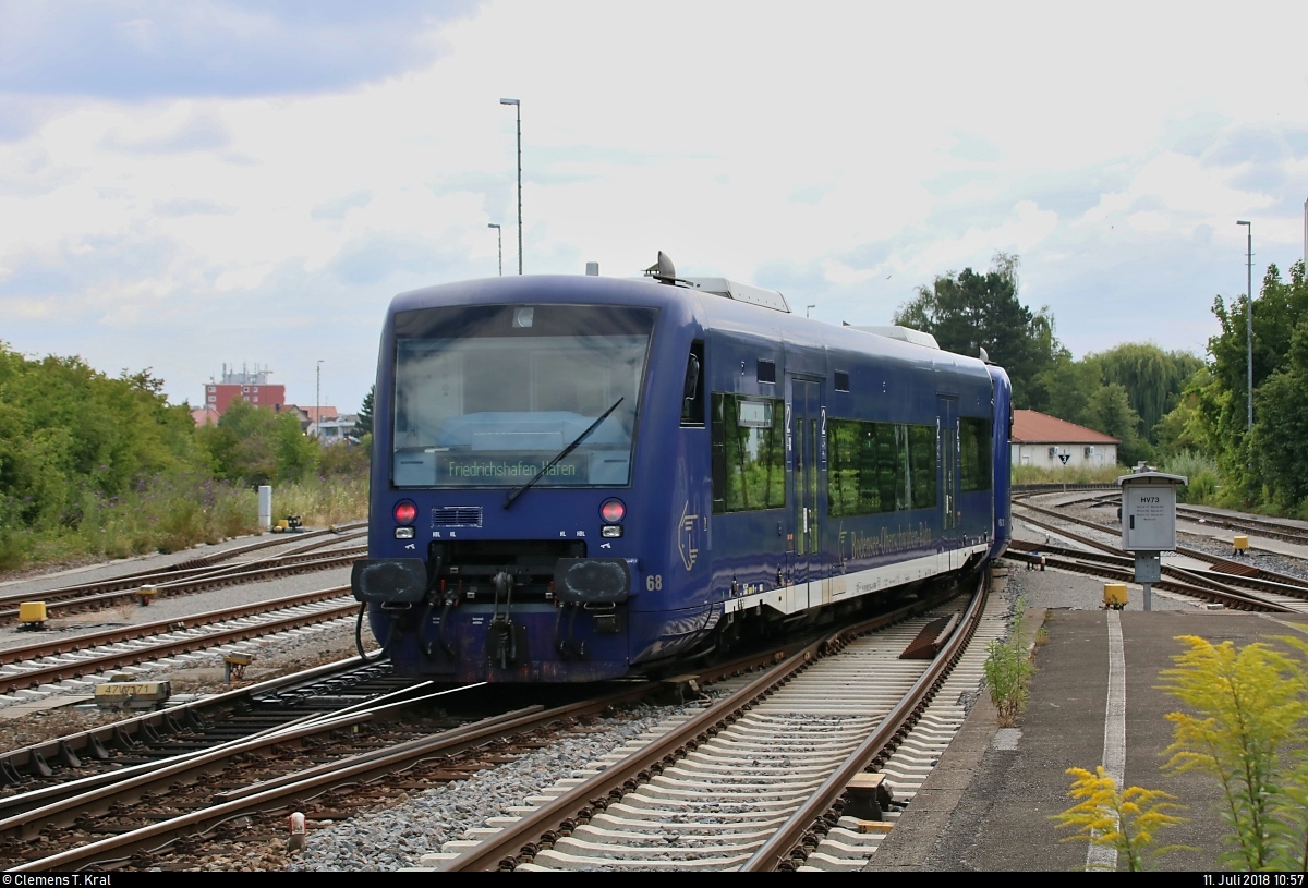 Nachschuss auf 650 558 und 650 553 (VT 68 und VT 63 | Stadler Regio-Shuttle RS1) der Bodensee-Oberschwaben-Bahn GmbH & Co. KG (BOB) als BOB87567 von Aulendorf nach Friedrichshafen Hafen, die den Bahnhof Friedrichshafen Stadt auf Gleis 3 verlassen.
[11.7.2018 | 10:57 Uhr]