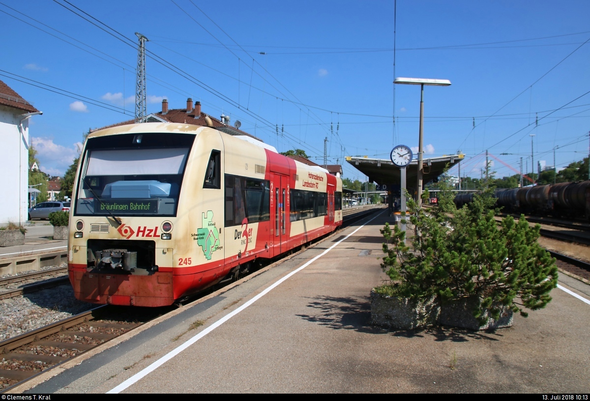 Nachschuss auf 650 641-3 (VT 245 | Stadler Regio-Shuttle RS1) der Hohenzollerischen Landesbahn AG (HZL) als HzL88610 nach Bräunlingen Bahnhof, die in ihrem Startbahnhof Villingen(Schwarzw) auf Gleis 2 bereitgestellt wird.
[13.7.2018 | 10:13 Uhr]