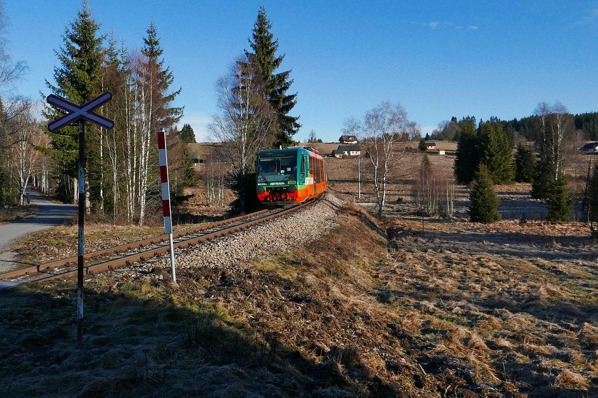 Nachschuss auf 654 016-4, der am 31.12.2019 bei Stožec als Os 18007 von Nové Údolí nach Číčenice unterwegs ist.