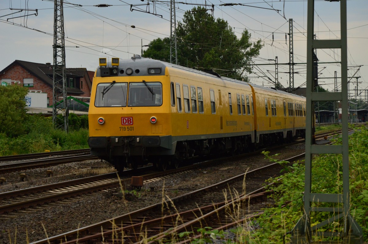 Nachschuß auf den 719 001 wie er druch Grevenbroich in Richtung Köln fahrend zu sehen ist. Freitag den 4.7.2014