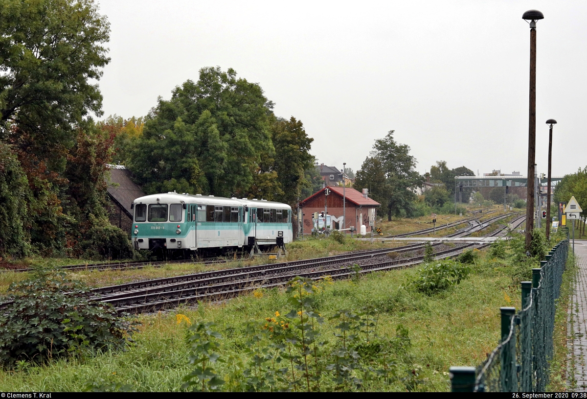 Nachschuss auf 772 312-5 (771 012-2 | 171 012-2 | VT 2.09.067 | 95 80 0772 006-2 D-BSV) und 772 367-9 (771 067-6 | 171 067-2 | VT 2.09.067 | 95 80 0772 007-0 D-BSV) in Staßfurt, Industriestraße. Es handelt sich um den Pendelverkehr zum diesjährigen Herbstlokfest des Lokschuppens Staßfurt zwischen Staßfurt-Leopoldshall und dem Bahnhof Staßfurt.

🧰 Fahrzeugsammlung Pester für die Eisenbahnfreunde Traditionsbahnbetriebswerk Staßfurt e.V.
🚝 Zug 2 Staßfurt-Leopoldshall–Staßfurt
🚩 Bahnstrecke Schönebeck–Güsten (KBS 335)
🕓 26.9.2020 | 9:38 Uhr