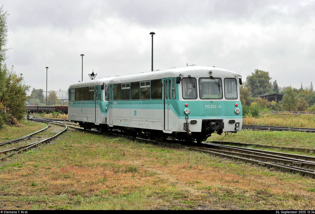 Nachschuss auf 772 312-5 (771 012-2 | 171 012-2 | VT 2.09.067 | 95 80 0772 006-2 D-BSV) und 772 367-9 (771 067-6 | 171 067-2 | VT 2.09.067 | 95 80 0772 007-0 D-BSV), die die Besucher des Herbstlokfests vom Gelände des Lokschuppen Staßfurt zurück zum Bahnhof Staßfurt bringen.

🧰 Fahrzeugsammlung Pester für die Eisenbahnfreunde Traditionsbahnbetriebswerk Staßfurt e.V.
🚝 Zug 8 Staßfurt-Leopoldshall–Staßfurt
🕓 26.9.2020 | 12:36 Uhr
