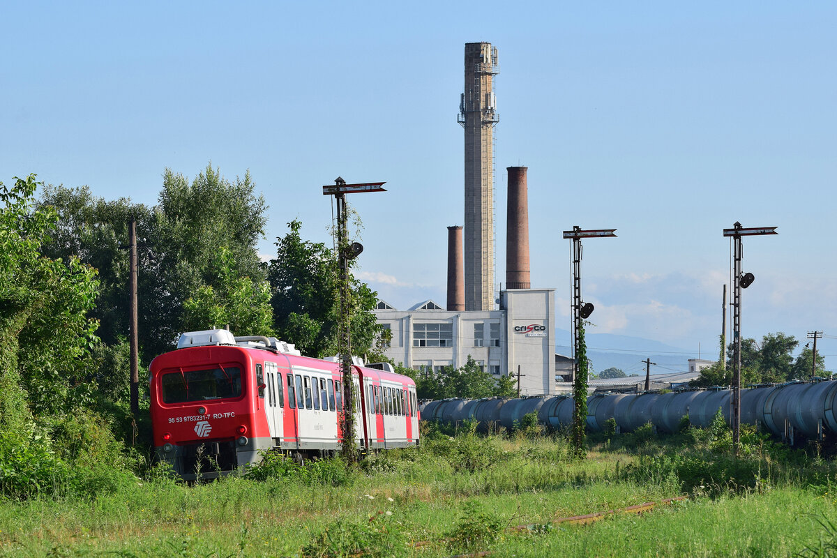 Nachschuss auf 783 230-9 als R 10243 Ploiesti Sud - Maneciu bei der Ausfahrt in Blejoi in Richtung Maneciu. Sehenswert sind hier auch die Ausfahrsignale der Nebengleise in Richtung Maneciu.

Blejoi 28.07.2026