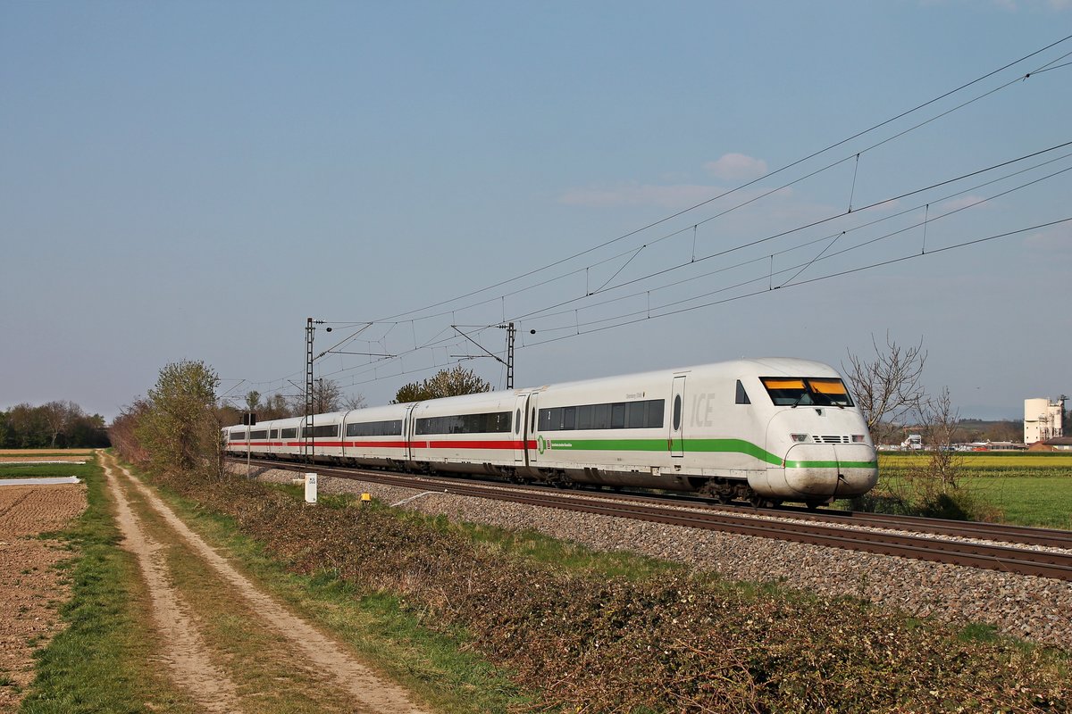 Nachschuss auf 808 025-1  Oldenburg (Oldb) , als dieser am späten Nachmittag des 09.04.2020 als ICE 376 (Basel Bad Bf - Hamburg Altona) südlich von Buggingen über die KBS 702 durchs Markgräflerland in Richtung Freiburg (Breisgau) fuhr.