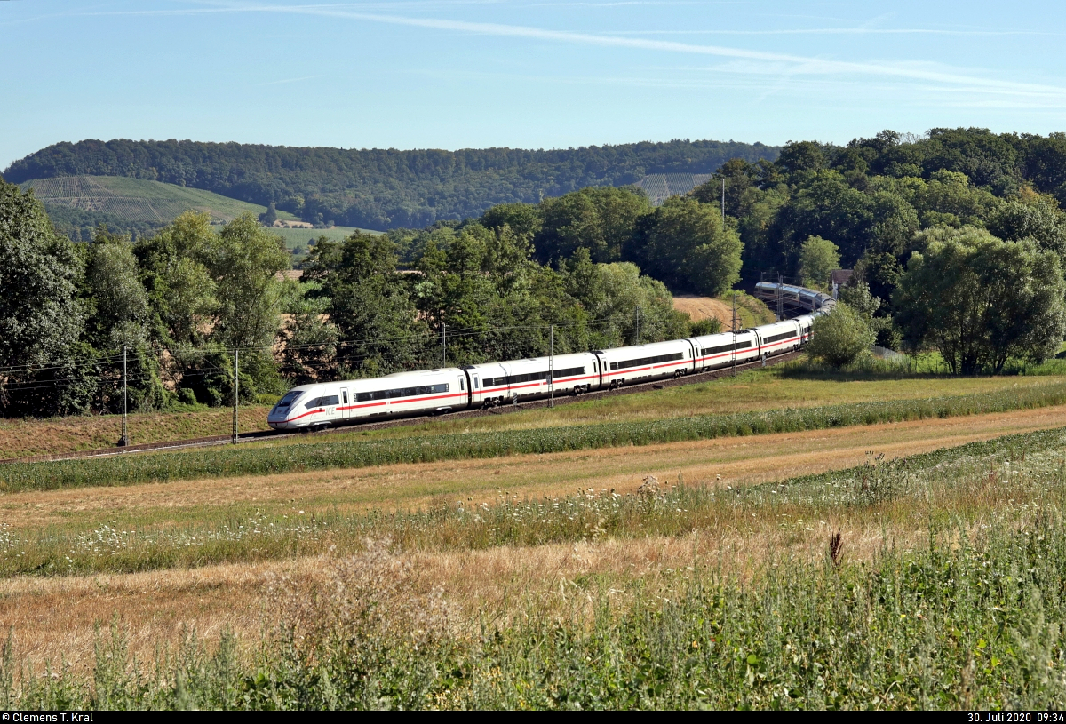 Nachschuss auf 812 003 (Tz 9003) als umgeleiteter und verspäteter ICE 591 (Linie 11) von Hamburg-Altona nach München Hbf, der in Ölbronn-Dürrn auf der Bahnstrecke Bietigheim-Bissingen–Bruchsal (Westbahn (Württemberg) | KBS 770) fährt.
[30.7.2020 | 9:34 Uhr]
