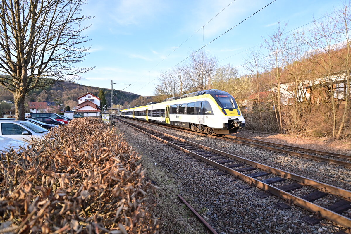 Nachschuß auf den 8442 310 der hier als RE 10a gen Mannheim fährt am Abend des 14.3.2022
