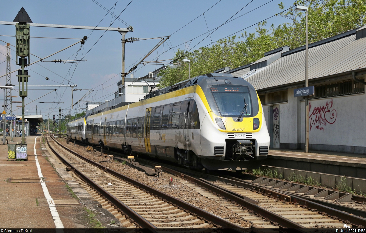 Nachschuss auf 8442 603 (Bombardier Talent 2), der mit einem weiteren Dreiteiler den Bahnhof Ludwigsburg auf Gleis 1 ansteuert.

🧰 Abellio Rail Baden-Württemberg GmbH
🚝 RB 19512 (RB17a) Stuttgart Hbf–Pforzheim Hbf | RB 19612 (RB17c) Stuttgart Hbf–Bruchsal
🕓 11.6.2021 | 11:58 Uhr
