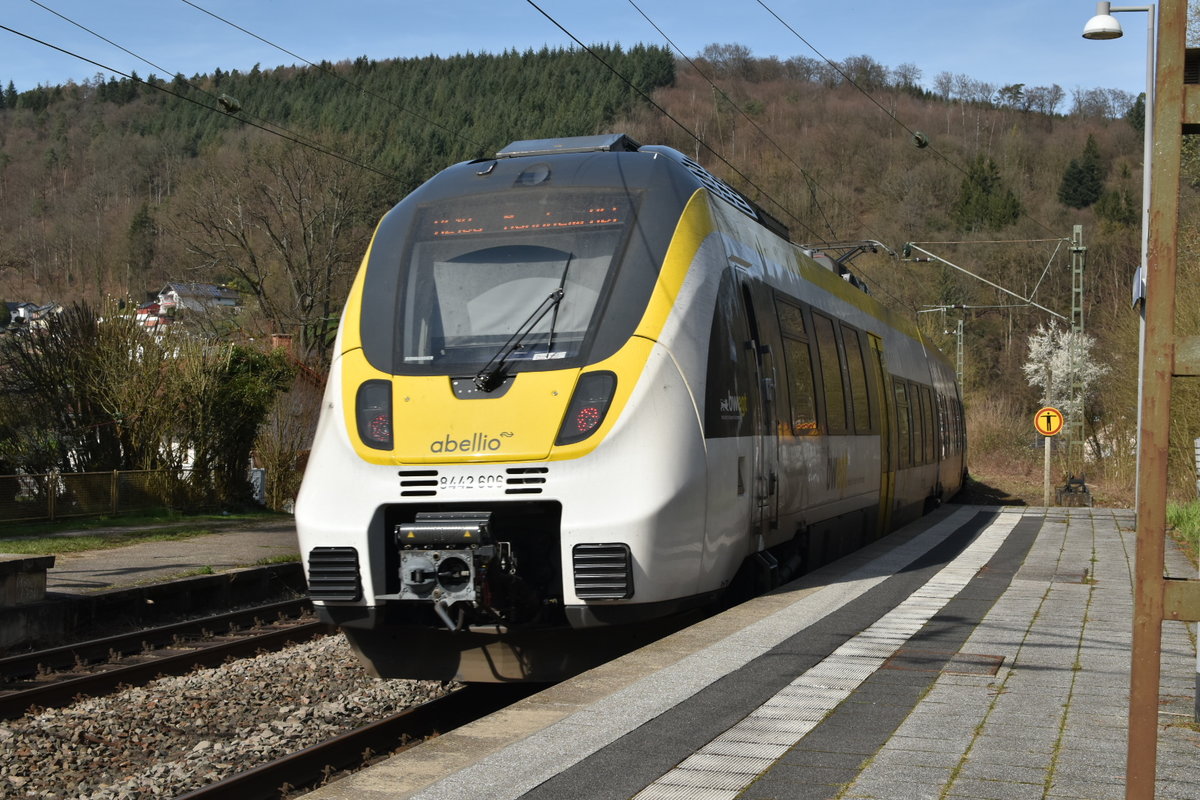 Nachschuß auf den 8442 606 der als RE10a nach Mannheim Hbf am  Mittag des 15.3.2020 in Neckargerach abgelichtet ist.