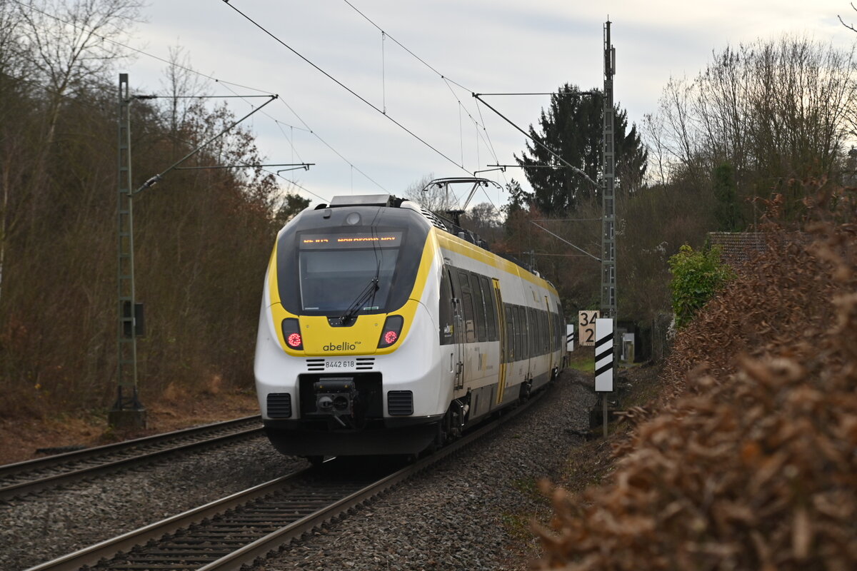 Nachschuß auf den 8442 618, der im Verband mit 8442 603 geradedurch Neckargerach zum mächsten Halt in Neckarelz fahrend zusehen ist. 31.12.2021
