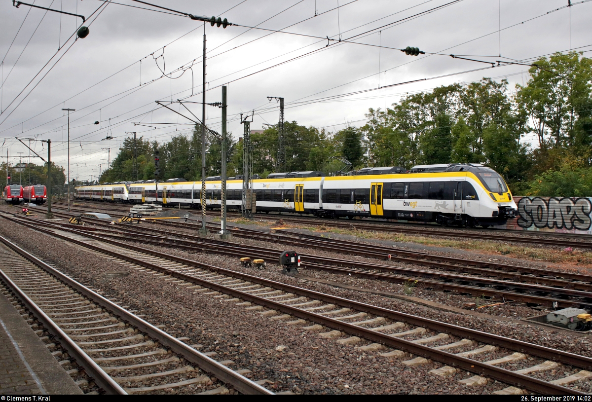 Nachschuss auf 8442 808 und 8442 811 (Bombardier Talent 2) der Abellio Rail Baden-Württemberg GmbH als RB 19516 (RB17a) von Stuttgart Hbf nach Pforzheim Hbf bzw. RB 19616 (RB17c) nach Bruchsal, die den Bahnhof Ludwigsburg auf Gleis 1 verlassen.
Aufgenommen am Ende des Bahnsteigs 4/5.
[26.9.2019 | 14:02 Uhr]