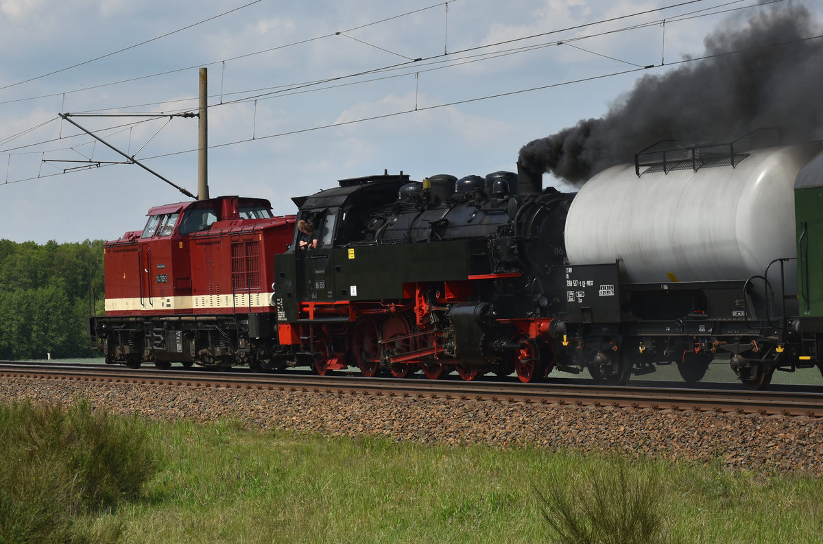 Nachschuss auf die 86 1333-3 und 114 703-2 bei der Überführungsfahrt nach Hamburg. 3km östlich von Büchen, 23.05.2019