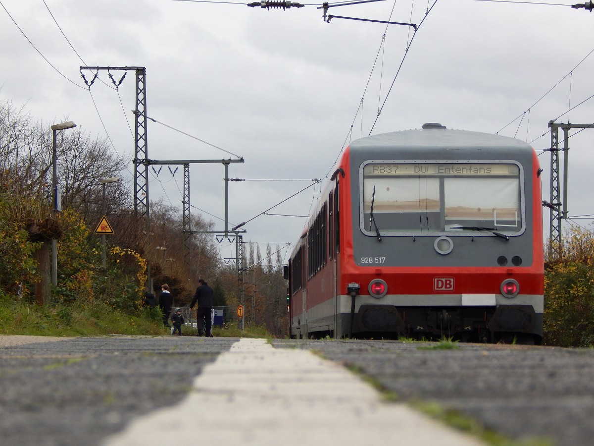 Nachschuss auf 928 517 als RB37 nach Duisburg Entenfang.

Duisburg Wedau 14.11.2015