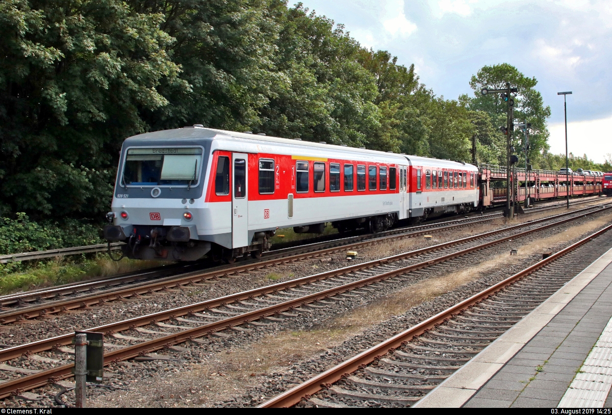 Nachschuss auf 928 521-4  Archsum  der DB Fernverkehr AG als D 1435 (Sylt Shuttle Plus) von Westerland(Sylt) nach Bredstedt, der zusammen mit 218 480-2 und 218 466-1 der Railsystems RP GmbH als verspäteter AS 1435 (Sylt Shuttle) von Westerland(Sylt) Autoverladung nach Niebüll Autoverladung den Bahnhof Niebüll Autoverladung erreicht.
[3.8.2019 | 14:25 Uhr]