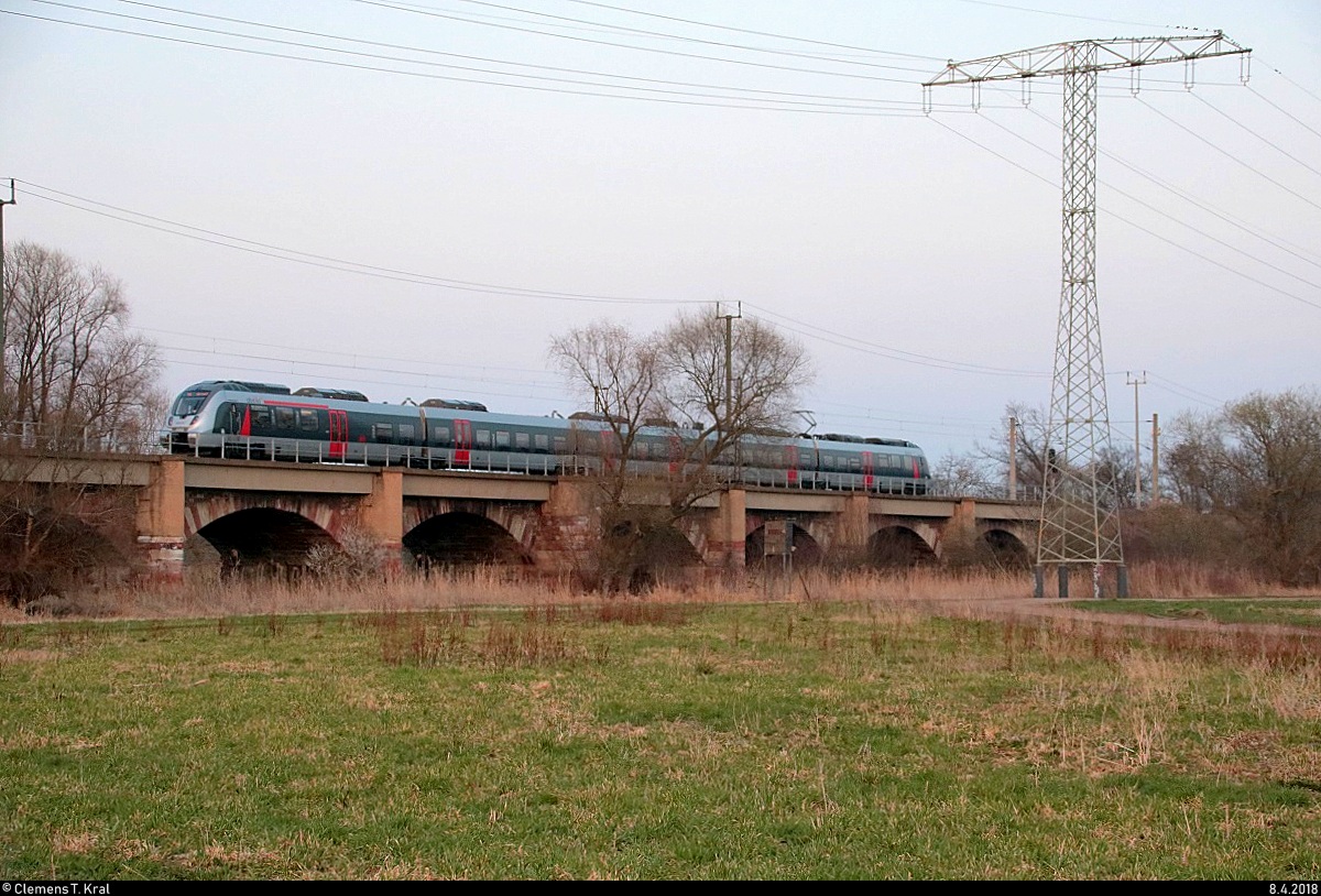Nachschuss auf 9442 ??? (Bombardier Talent 2) von Abellio Rail Mitteldeutschland als RE 74737 (RE19) von Leinefelde nach Halle(Saale)Hbf, der in der Saaleaue bei Angersdorf auf der Bahnstrecke Halle–Hann. Münden (KBS 590) fährt. [8.4.2018 | 19:49 Uhr]