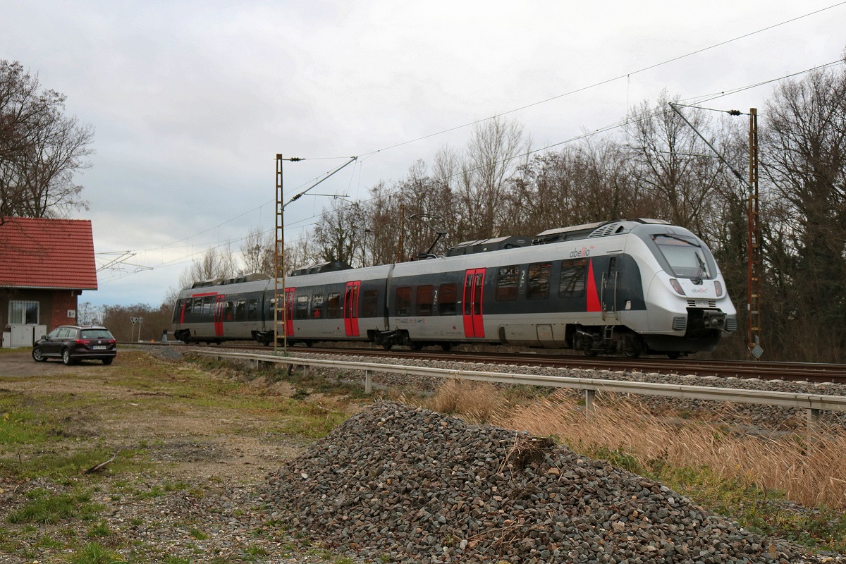 Nachschuss auf 9442 105 (Bombardier Talent 2) von Abellio Rail Mitteldeutschland als RB 74776 (RB75) von Halle(Saale)Hbf nach Lutherstadt Eisleben, die den Bahnhof Halle-Südstadt auf der Bahnstrecke Halle–Hann. Münden (KBS 590) verlässt. [24.12.2017 | 12:45 Uhr]
