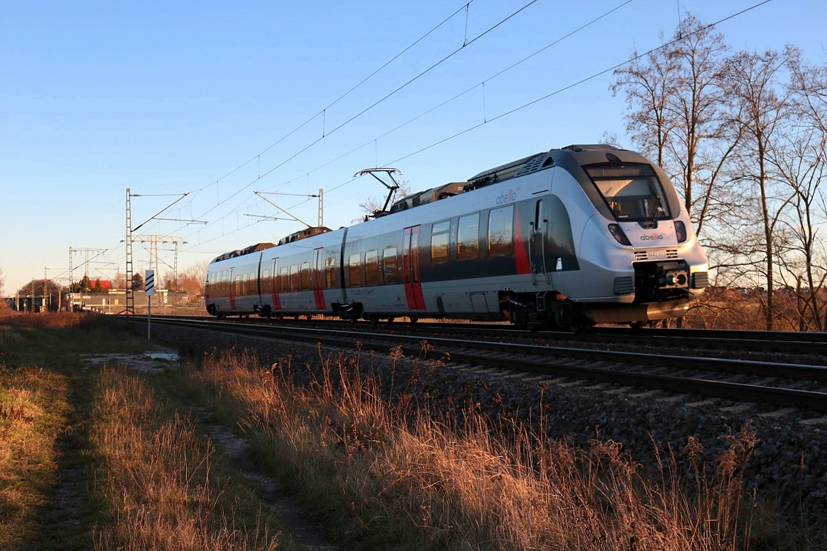 Nachschuss auf 9442 113 (Bombardier Talent 2) von Abellio Rail Mitteldeutschland als RB 74781 (RB75) von Lutherstadt Eisleben nach Halle(Saale)Hbf, die bei Böllberg-Wörmlitz auf der Bahnstrecke Halle–Hann. Münden (KBS 590) fährt. Bild durchlief die Selbstfreischaltung. [29.12.2017 | 15:17 Uhr]