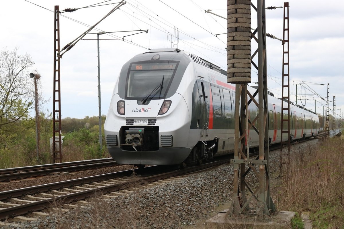 Nachschuss auf 9442 304 (Bombardier Talent 2) von Abellio Rail Mitteldeutschland als RB 74621 (RB20) von Eisenach nach Halle(Saale)Hbf in der Saaleaue Halle (Saale). Die Züge der RB20 werden vom 26.3. bis 20.5.2017 wegen des Bahnhofsumbaus in Schkopau über die Bahnstrecken Halle–Hann. Münden (KBS 590) und Merseburg–Halle-Nietleben (KBS 588) von und nach Merseburg umgeleitet und benötigen daher fast 30 Minuten länger. [11.4.2017 - 14:32 Uhr]
