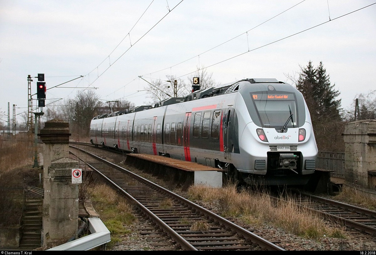 Nachschuss auf 9442 306 (Bombardier Talent 2) von Abellio Rail Mitteldeutschland als RE 74713 (RE9) von Kassel-Wilhelmshöhe nach Halle(Saale)Hbf, der den Hp Halle Rosengarten auf der Bahnstrecke Halle–Hann. Münden (KBS 590) durchfährt. [18.2.2018 | 16:50 Uhr]