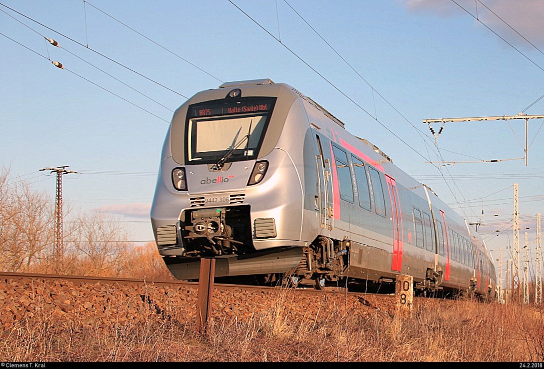 Nachschuss auf 9442 306 (Bombardier Talent 2) von Abellio Rail Mitteldeutschland als RB 74783 (RB75) von Lutherstadt Eisleben nach Halle(Saale)Hbf, die am Roßgraben in Angersdorf auf der Bahnstrecke Halle–Hann. Münden (KBS 590) fährt. Bild wurde neu zugeschnitten. [24.2.2018 | 16:17 Uhr]
