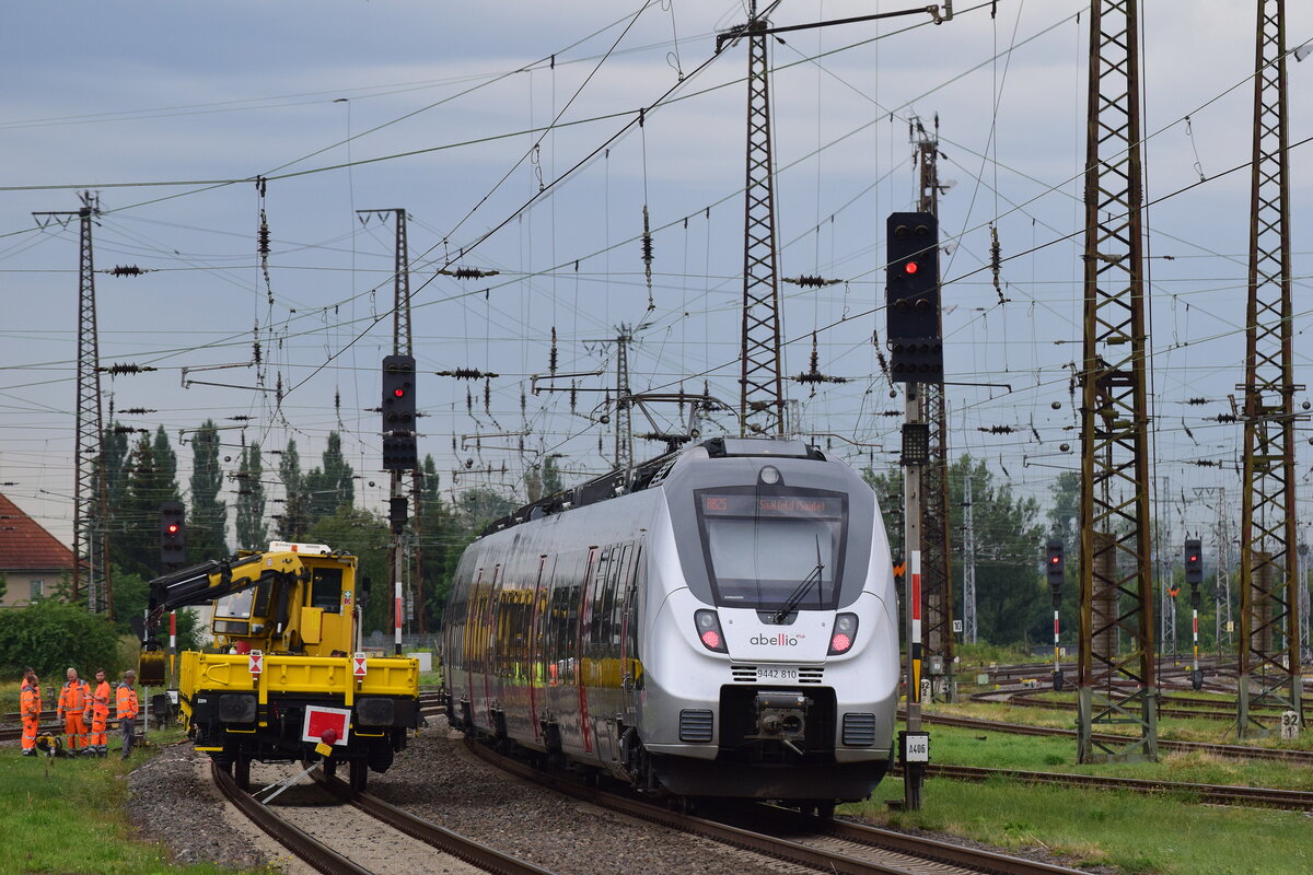 Nachschuss auf 9442 310 in Großkorbetha auf den Weg nach Weißenfels. Links arbeitete ein Gleisbautrupp.

Großkorbetha 10.08.2021