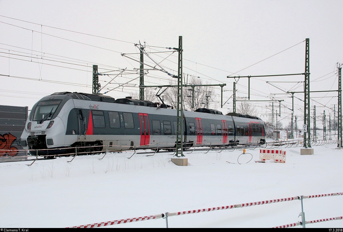Nachschuss auf 9442 601 (Bombardier Talent 2) von Abellio Rail Mitteldeutschland als RE 74714 (RE9) nach Kassel-Wilhelmshöhe, der seinen Startbahnhof abweichend auf Halle(Saale)Hbf Gl. 13a verlässt. [17.3.2018 | 16:59 Uhr]