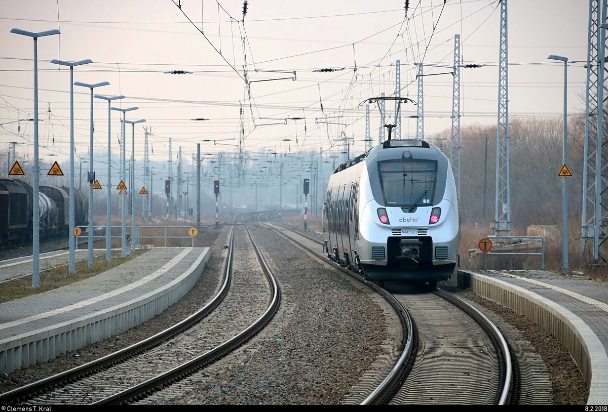 Nachschuss auf 9442 602 (Bombardier Talent 2) von Abellio Rail Mitteldeutschland als RB 74780 (RB75) von Halle(Saale)Hbf nach Sangerhausen, die den Bahnhof Angersdorf auf der Bahnstrecke Halle–Hann. Münden (KBS 590) verlässt. [8.2.2018 | 14:49 Uhr]