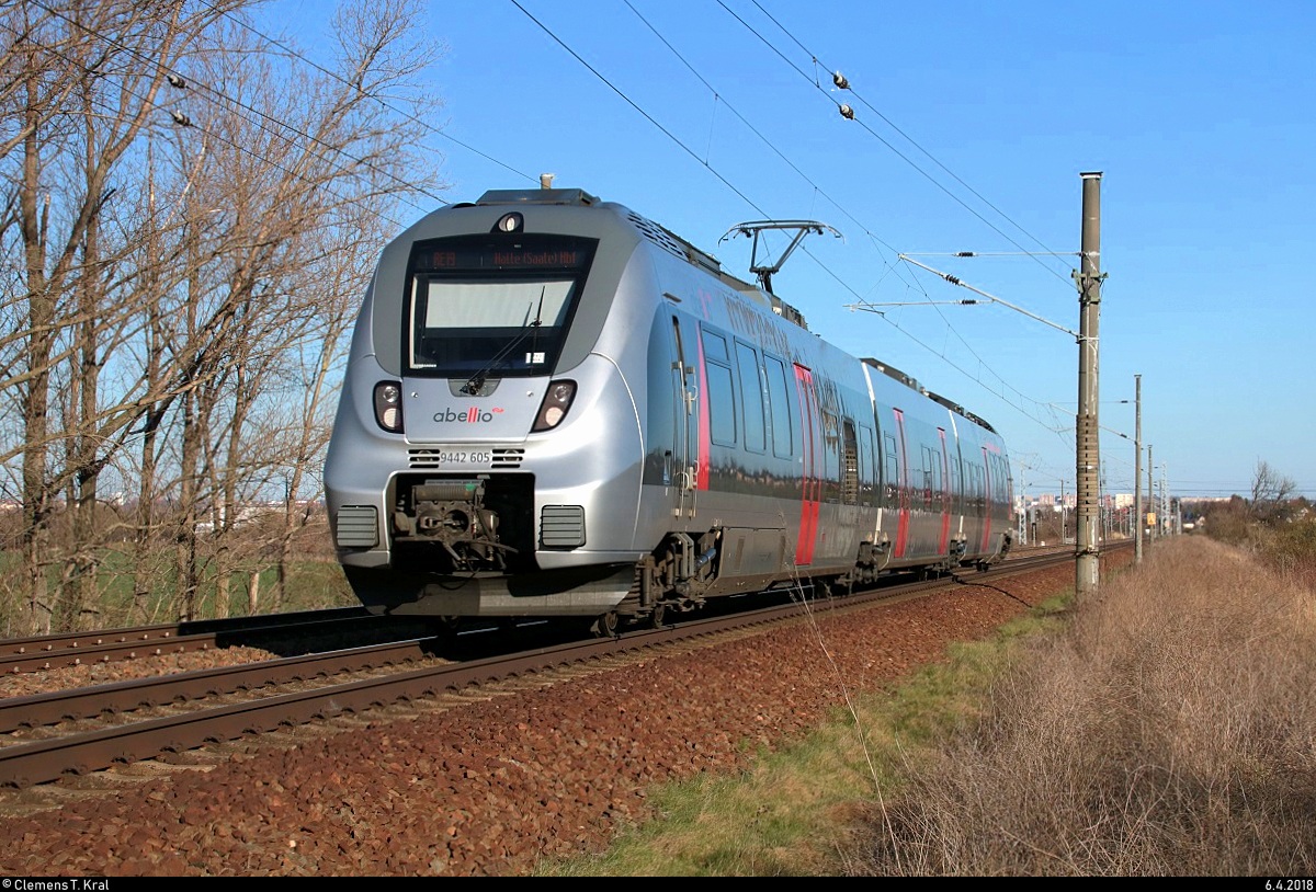 Nachschuss auf 9442 605 (Bombardier Talent 2) von Abellio Rail Mitteldeutschland als RE 74735 (RE19) von Leinefelde nach Halle(Saale)Hbf, der in Zscherben, Gartenweg, auf der Bahnstrecke Halle–Hann. Münden (KBS 590) fährt. [6.4.2018 | 17:47 Uhr]