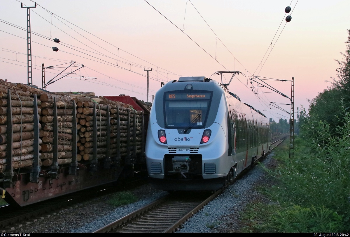 Nachschuss auf 9442 605 (Bombardier Talent 2) von Abellio Rail Mitteldeutschland als RB 74792 (RB75) von Halle(Saale)Hbf nach Sangerhausen, die den Hp Halle Rosengarten auf der Bahnstrecke Halle–Hann. Münden (KBS 590) verlässt.
[3.8.2018 | 20:42 Uhr]