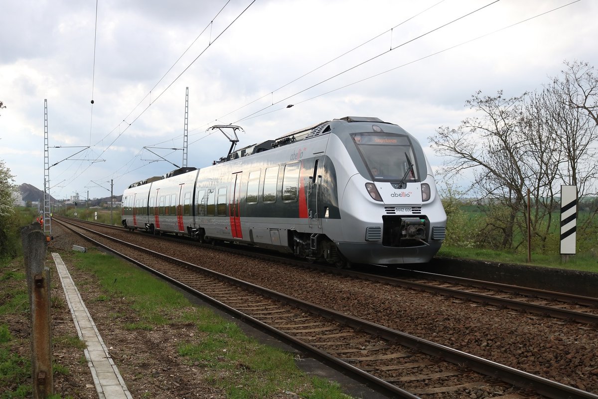 Nachschuss auf 9442 606 (Bombardier Talent 2) von Abellio Rail Mitteldeutschland als verspätete RB 74778 (RB75) von Eilenburg nach Sangerhausen, der am Hp Teutschenthal Ost auf der Bahnstrecke Halle–Hann. Münden (KBS 590) beschleunigt. [13.4.2017 - 17:03 Uhr]