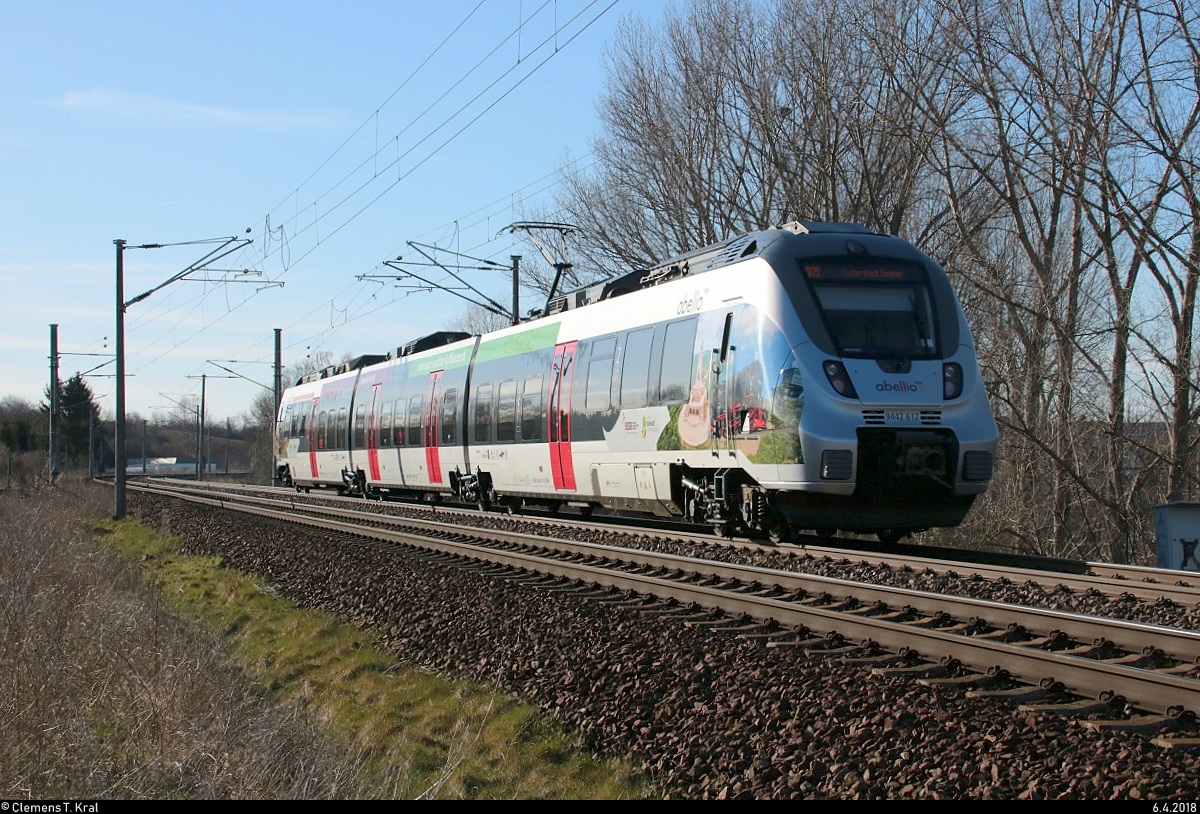 Nachschuss auf 9442 612 (Bombardier Talent 2) von Abellio Rail Mitteldeutschland mit Seitenwerbung als RB 74786 (RB75) von Halle(Saale)Hbf nach Lutherstadt Eisleben, die in Zscherben, Gartenweg, auf der Bahnstrecke Halle–Hann. Münden (KBS 590) fährt. [6.4.2018 | 17:49 Uhr]
