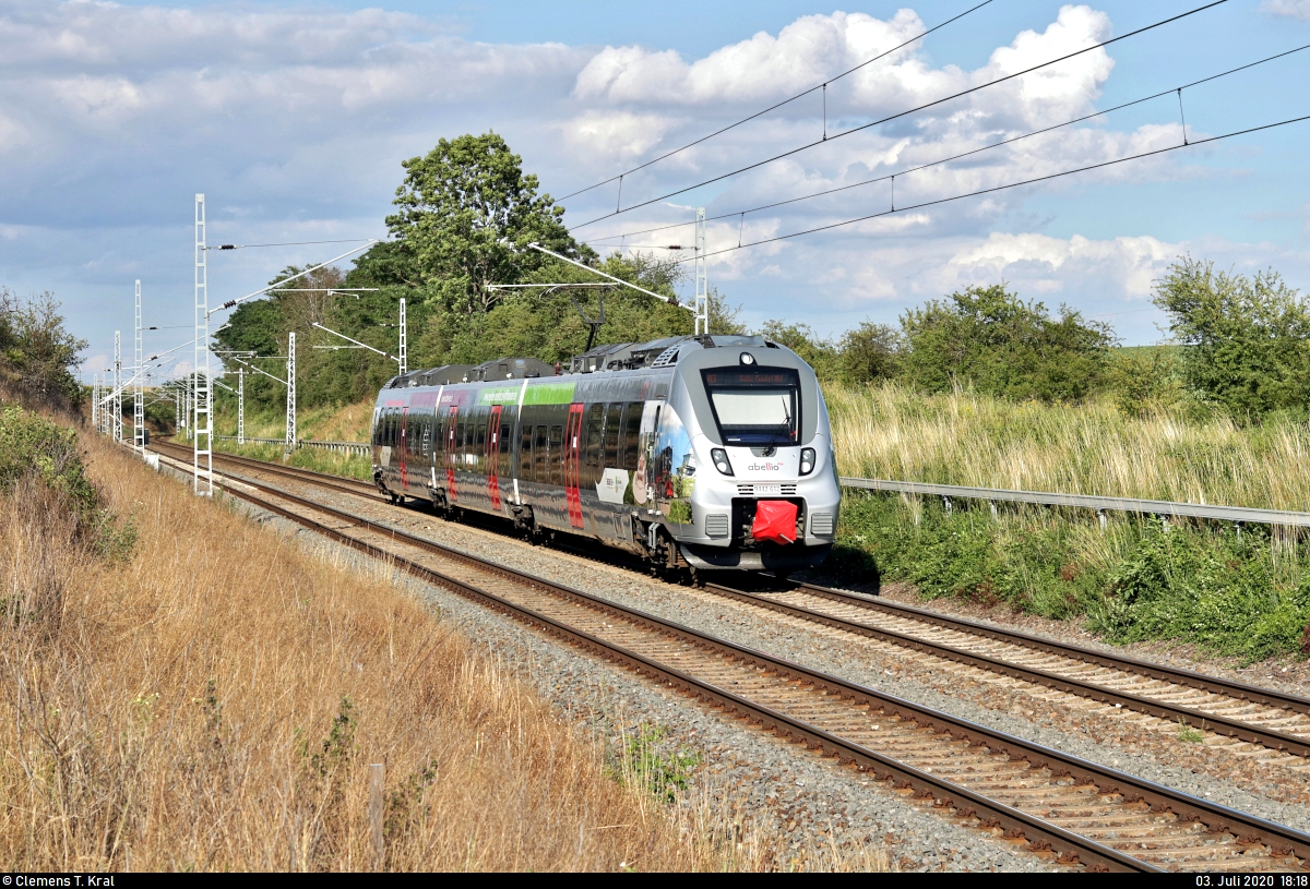 Nachschuss auf 9442 612 (Bombardier Talent 2) der Abellio Rail Mitteldeutschland GmbH, mit Werbung für die Harzer Schmalspurbahnen GmbH (HSB), als ca. 30 Minuten verspäteter RE 74735 (RE8) von Leinefelde nach Halle(Saale)Hbf, der bei Eisdorf (Teutschenthal) auf der Bahnstrecke Halle–Hann. Münden (KBS 590) fährt.
[3.7.2020 | 18:18 Uhr]