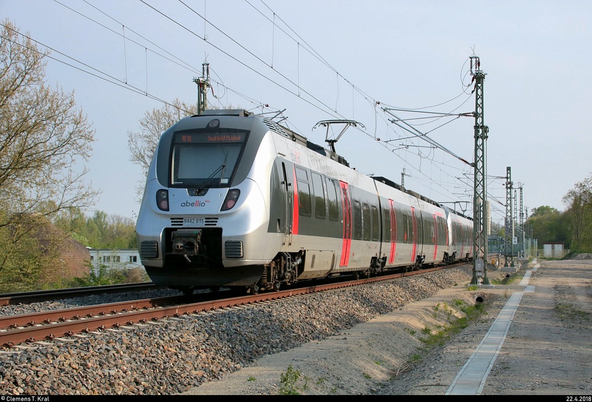 Nachschuss auf 9442 615 und 9442 ??? (Bombardier Talent 2) von Abellio Rail Mitteldeutschland als RE 74590 (RE18) von Halle(Saale)Hbf nach Saalfeld(Saale), die in Schkopau auf der Bahnstrecke Halle–Bebra (KBS 580) fahren. [22.4.2018 | 17:17 Uhr]