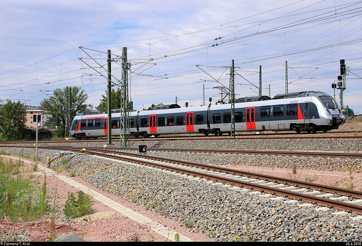 Nachschuss auf 9442 617 (Bombardier Talent 2) von Abellio Rail Mitteldeutschland als RE 74711 (RE9) von Kassel-Wilhelmshöhe nach Halle(Saale)Hbf Gl. 13a, der in Halle (Saale), Karl-von-Thielen-Straße, auf der Ostumfahrung für den Güterverkehr fährt.
[26.6.2018 | 14:56 Uhr]