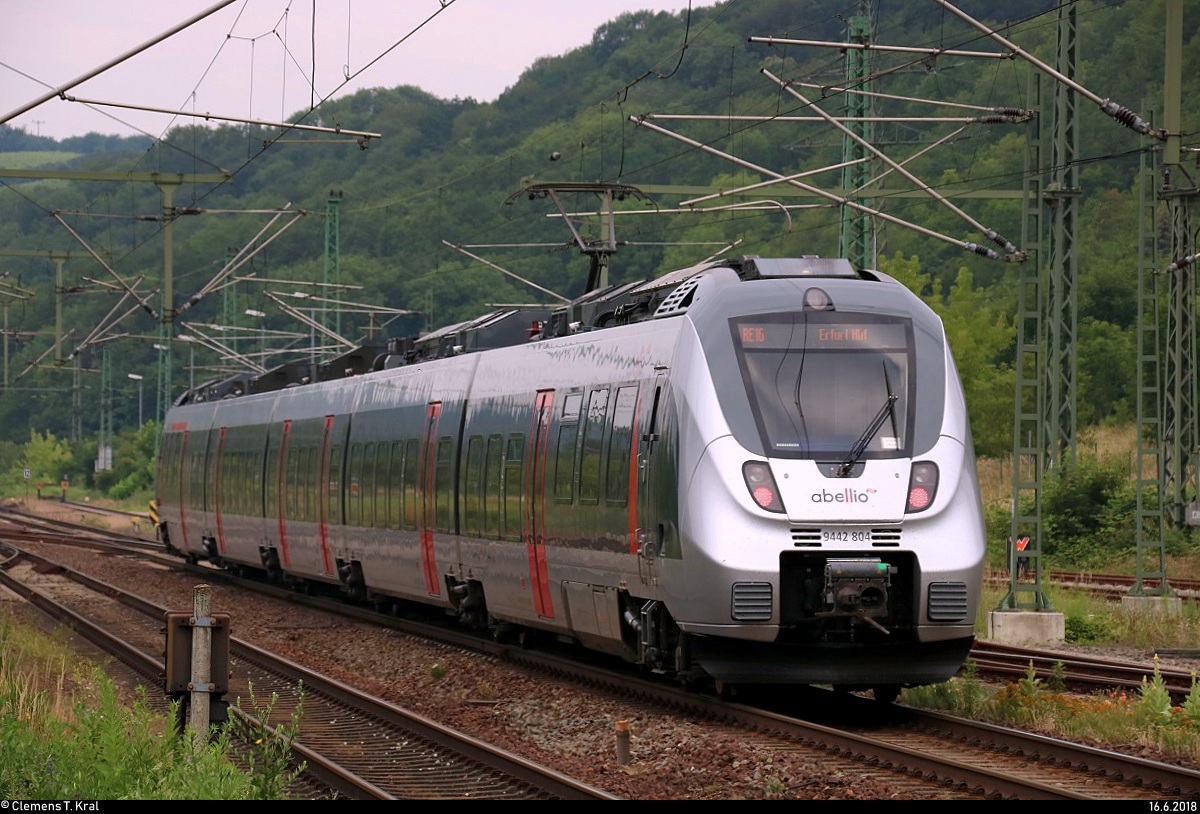 Nachschuss auf 9442 804 (Bombardier Talent 2) von Abellio Rail Mitteldeutschland als RE 74560 (RE16) von Halle(Saale)Hbf nach Erfurt Hbf, der den Bahnhof Großheringen auf Gleis 2 verlässt.
[16.6.2018 | 8:51 Uhr]