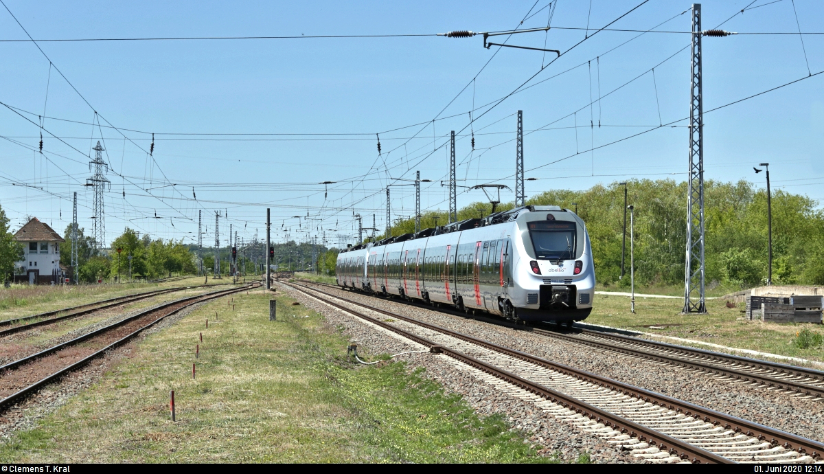 Nachschuss auf 9442 805 und 9442 107 (Bombardier Talent 2) der Abellio Rail Mitteldeutschland GmbH als RE 74710 (RE9) von Halle(Saale)Hbf nach Kassel-Wilhelmshöhe, die den Bahnhof Angersdorf auf der Bahnstrecke Halle–Hann. Münden (KBS 590) durchfahren.
Dabei wird gleich das elektromechanische Stellwerk  Aw  des Weichenwärters (Ww), Bauart 1912 von Siemens&Halske, passiert. Mit der Umstellung des Knoten Halle (Saale) auf elektronische Stellwerkstechnik wird dieses Stellwerk im nächsten Jahr leider arbeitslos und durch das neue ESTW-A Angersdorf ersetzt. Im Zuge weiterer Umbauten wird die Strecke von Februar bis November 2021 voll gesperrt!
Aufgenommen am Ende des Bahnsteigs 2/3.
[1.6.2020 | 13:14 Uhr]