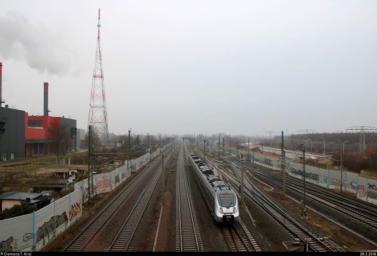 Nachschuss auf 9442 806 (Bombardier Talent 2) von Abellio Rail Mitteldeutschland als RE 74583 (RE18) von Saalfeld(Saale) nach Halle(Saale)Hbf, der den Abzweig Thüringen (At) passiert. Aufgenommen von der Brücke Dieselstraße, Halle (Saale). [28.3.2018 | 8:49 Uhr]