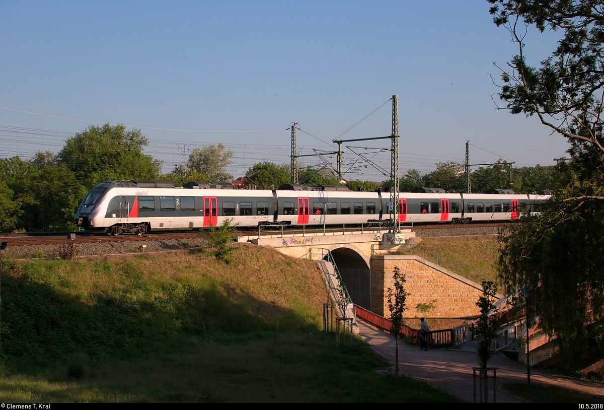 Nachschuss auf 9442 808 (Bombardier Talent 2) von Abellio Rail Mitteldeutschland als RE 74581 (RE18) von Saalfeld(Saale) nach Halle(Saale), der in Merseburg zwischen dem Hinteren und Vorderen Gotthardteich auf der Bahnstrecke Halle–Bebra (KBS 580) fährt.
[10.5.2018 | 7:33 Uhr]