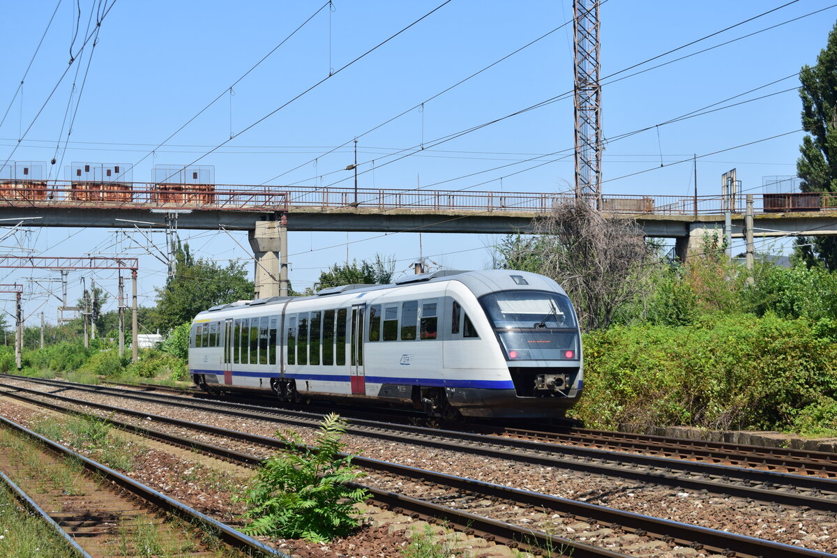 Nachschuss auf 962 097 als RE 7923 Bucuresti Nord - Aeroport Henri Coanda bei der Durchfahrt in Carpati.

Bukarest 03.08.2026