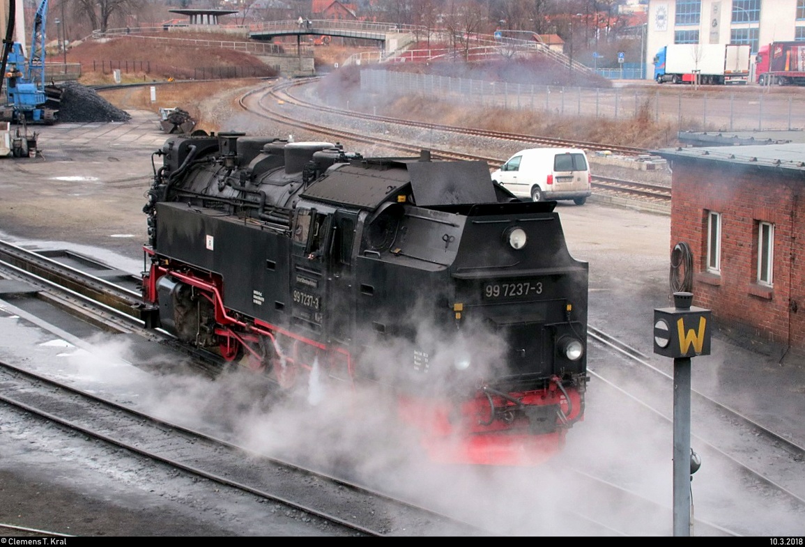 Nachschuss auf 99 7237-3 der Harzer Schmalspurbahnen GmbH (HSB), die im Bahnhof Wernigerode rangiert. Aufgenommen von der Aussichtsplattform. [10.3.2018 | 9:35 Uhr]