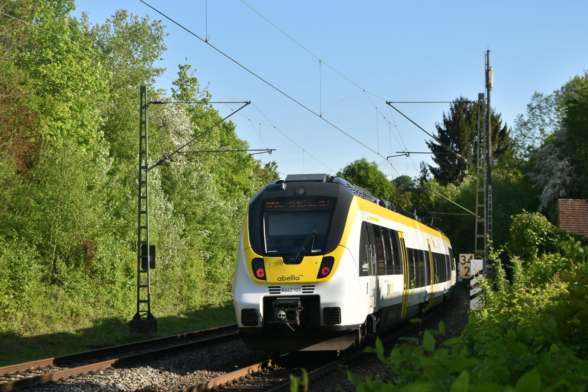 Nachschuß auf den Abellio 8442 103 der als Schlußwagen eines RE10a nach Heilbronn durch Neckargerach von mir aufgenommen wurde. 2.5.2020