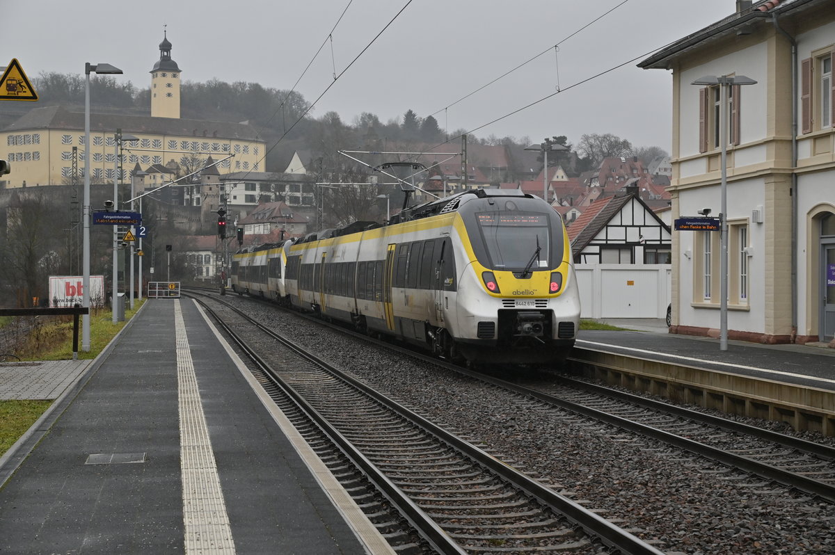 Nachschuß auf den Abellio RE10a nach Mannheim in Gundelsheim, es sind die Triebwagen 8442 121 und 8442 610 am 2.2.2021
Im Hintergurnd ist Schloß Horneck zusehen.