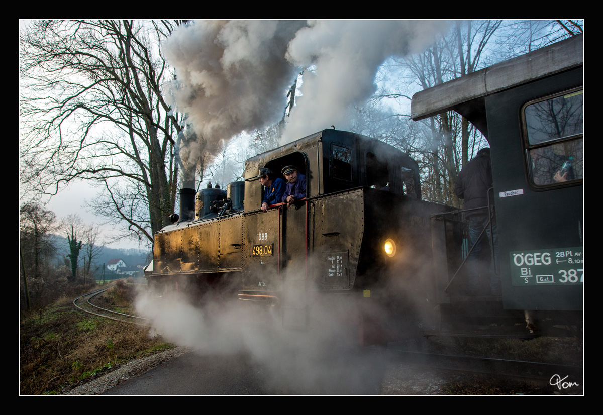 Nachschuss auf den Abendlichen Advendzug von Steyr nach Grünburg, bespannt mit der ÖGEG Dampflok 498.04.
Christkindl Unterhimmel 4.12.2016