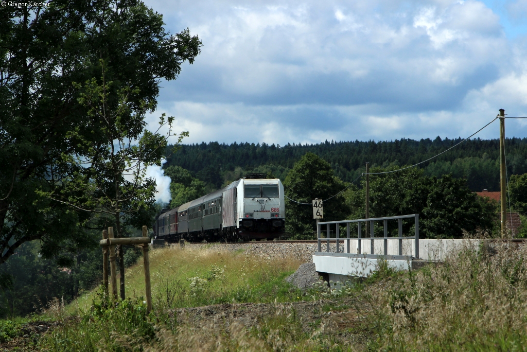 Nachschuss auf die abgebügelte 185 666 am Zugende des DPE 12 (Stuttgart-Seebrugg). Aufgenommen in Rötenbach am 16.08.2014.