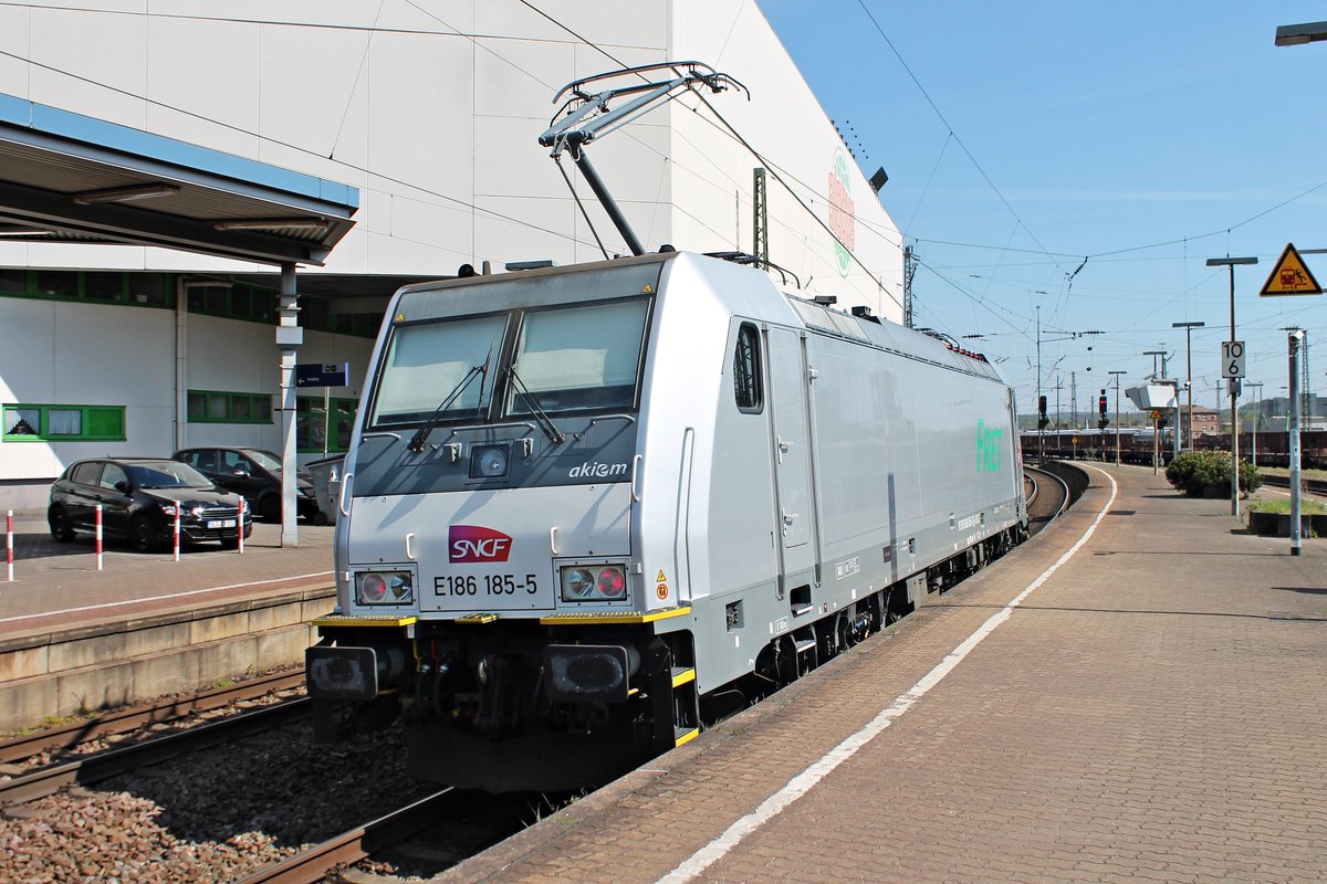 Nachschuss auf akiem/SNCF FRET E 186 185-5, als sie am 12.04.2017 (einen Tag nach erfolgter HU) einen kurzen Zwischenhalt in Bahnhof von Völklingen machte, als sie auf dem Weg nach Frankreich war.