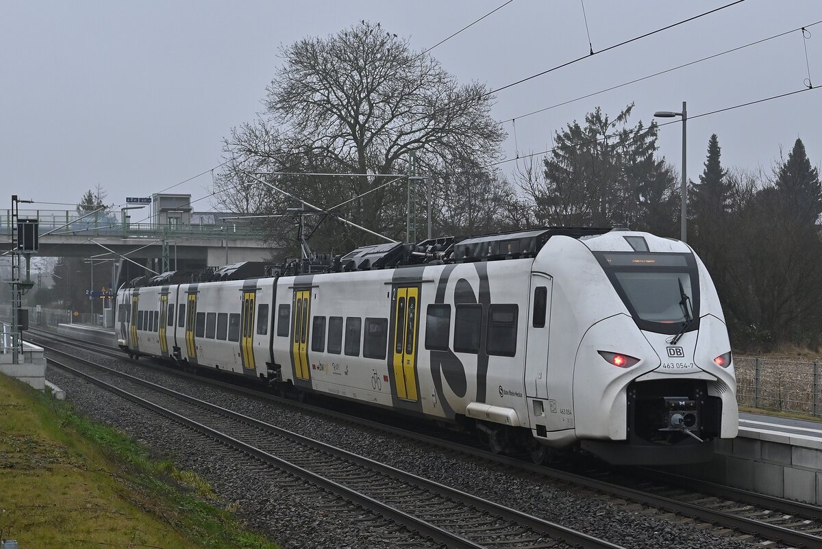 Nachschuß auf den am Bahnsteig stehenden 463 054 der als S6 nach Bensheim fahrend ist am Dienstagmittag 14.12.2021